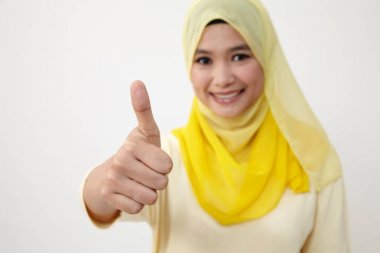 Başparmak gösterilmesini eşarp Malay kadınla