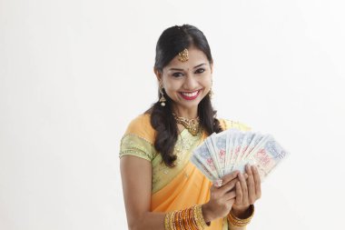 Singapur para tutan sari Hintli kadın  