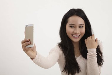 Beyaz arka plan üzerinde Malay kadın selfie