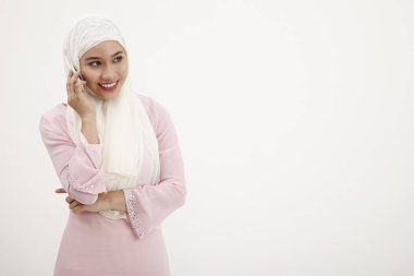 Mobil telefonda konuşurken tudung ile Malay