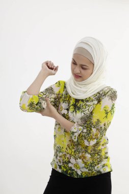 kol ve omuz ağrısı acı kadın