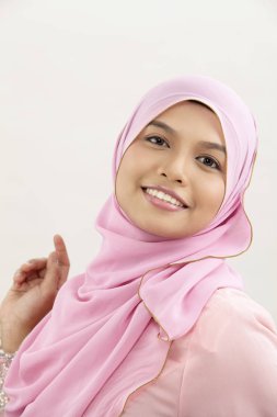 Kameraya bakarak tudung ile mutlu malay kadın