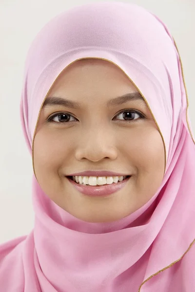 Menutup Dari Wanita Malay Dengan Tudung Melihat Kamera — Stok Foto
