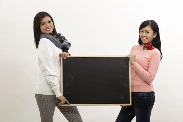 Dos Mujeres Asiáticas Sosteniendo Una Pizarra — Foto de Stock