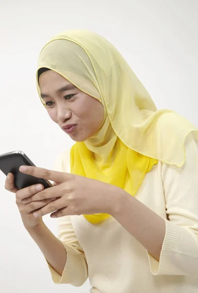 Mujer Teniendo Conversación Usando Teléfono Inteligente —  Fotos de Stock