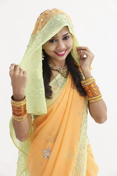 Geleneksel giyim kapak'eşarp ile Hint kadın