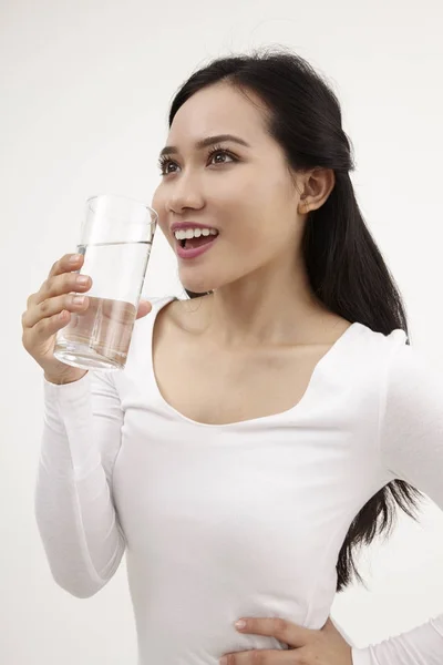 Mujer Malaya Sosteniendo Vaso Agua —  Fotos de Stock