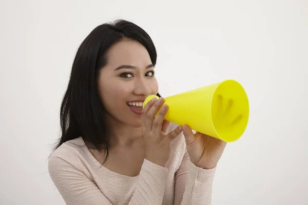 Mulher Malaia Usando Megafone Amarelo Fundo Branco — Fotografia de Stock