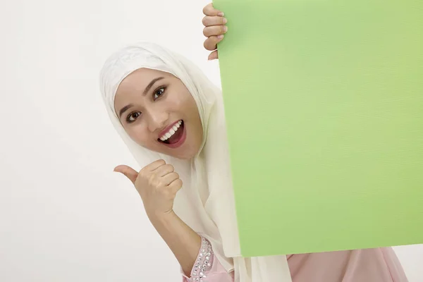 马来女人与头巾 背后的绿色标语牌 — 图库照片