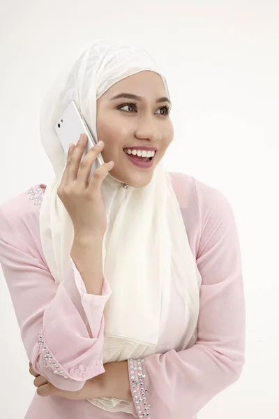 Malay Com Tudung Falando Telefone Celular — Fotografia de Stock