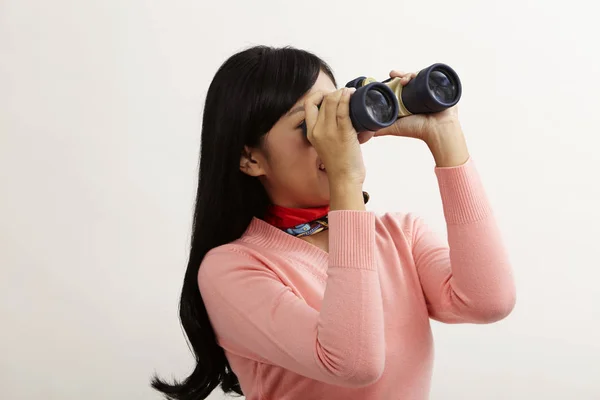 Aziatische Vrouw Met Een Verrekijker Witte Achtergrond — Stockfoto