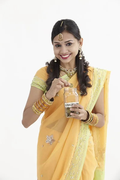 Indiase Vrouw Glamoureuze Traditionele Kleding Houden Een Opslaan Pot — Stockfoto