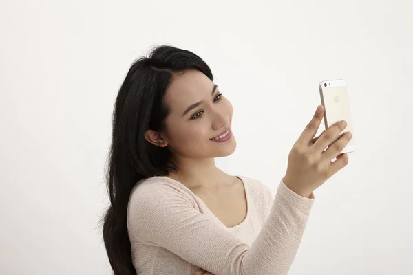 Mujer Malaya Haciendo Una Videollamada — Foto de Stock