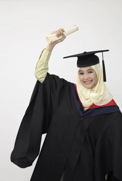 Wanita Muda Bahagia Mortarboard Memegang Diploma Dan Tersenyum Depan Kamera — Stok Foto