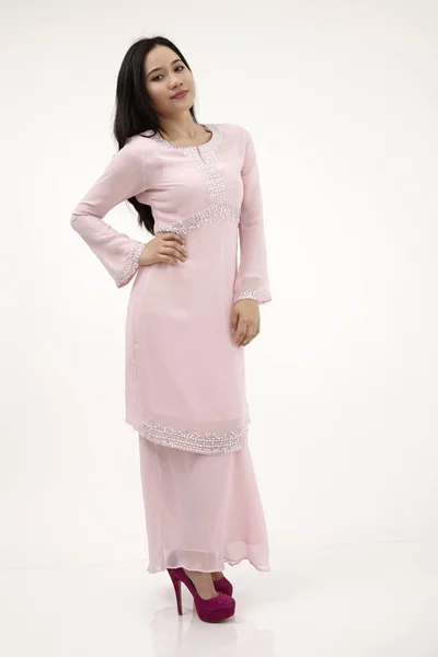 Μαλέι Γυναίκα Που Φοράει Ροζ Baju Kurung Παραδοσιακά Ρούχα Ποζάρει — Φωτογραφία Αρχείου
