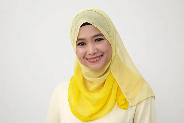 Malajiska Kvinna Med Tudung Den Vita Bakgrunden — Stockfoto