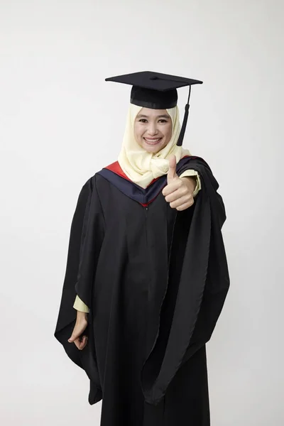 Wanita Muda Bahagia Mortarboard Terisolasi Pada Abu Abu — Stok Foto