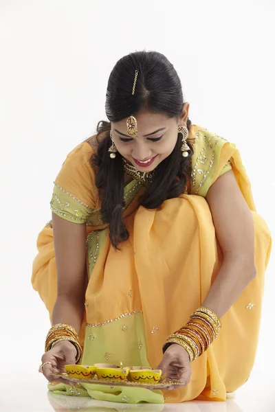 Индийская Женщина Гламурной Традиционной Одежде Держит Масляную Лампу — стоковое фото