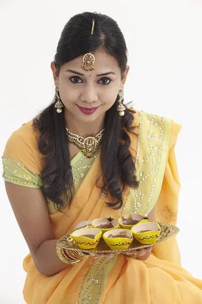 Индийская Женщина Гламурной Традиционной Одежде Держит Масляную Лампу — стоковое фото
