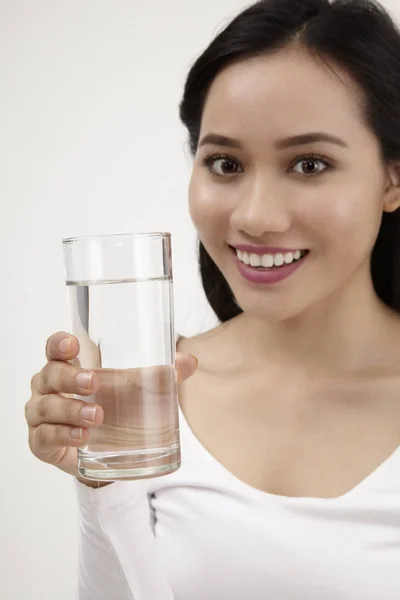 Malaiische Frau Hält Ein Glas Wasser Der Hand — Stockfoto