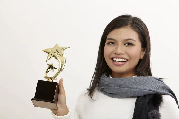 Malajiska Kvinna Håller Stjärna Trophy Vit Bakgrund — Stockfoto