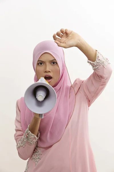 Mulher Malaia Falando Megafone Fazendo Anúncio Público Isolado Branco — Fotografia de Stock