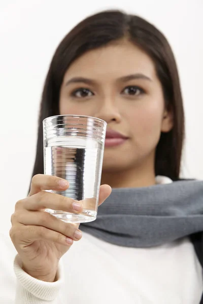 Mujer Malaya Sosteniendo Vaso Agua —  Fotos de Stock