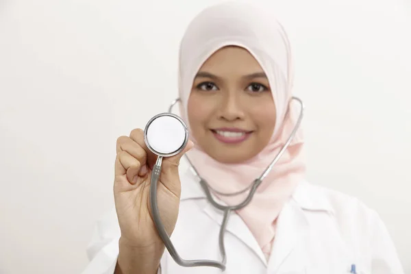 Malajsky Lékařka Bílém Pozadí — Stock fotografie