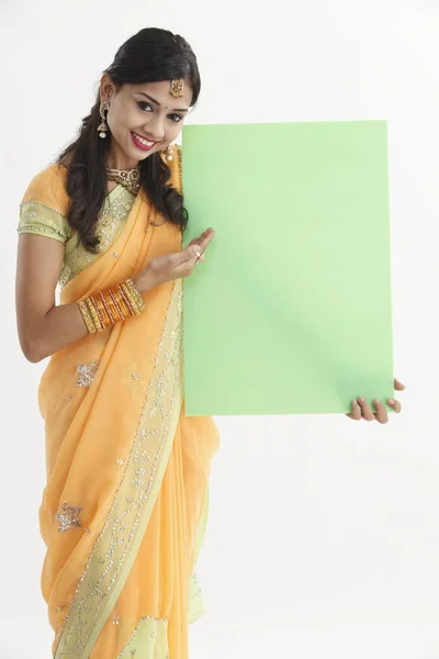 緑のプラカードを持って非常にインドの女性 — ストック写真