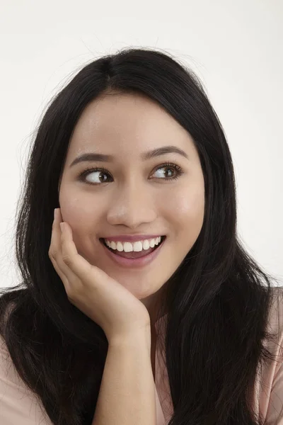 Retrato Una Mujer Sonriente Mirando Hacia Arriba Aislada Blanco — Foto de Stock