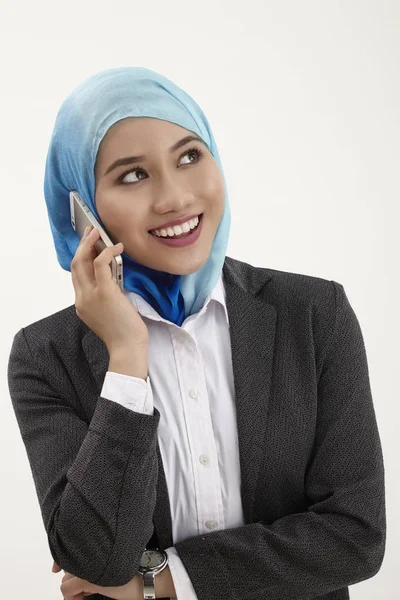 Malaiische Geschäftsfrau Telefoniert Mit Handy — Stockfoto