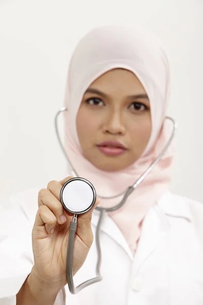 Malese Medico Femminile Sullo Sfondo Bianco — Foto Stock