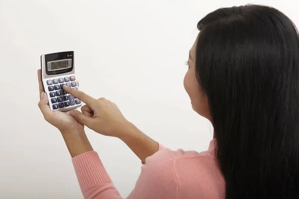 Maleis Vrouw Met Behulp Van Calculator Witte Achtergrond — Stockfoto