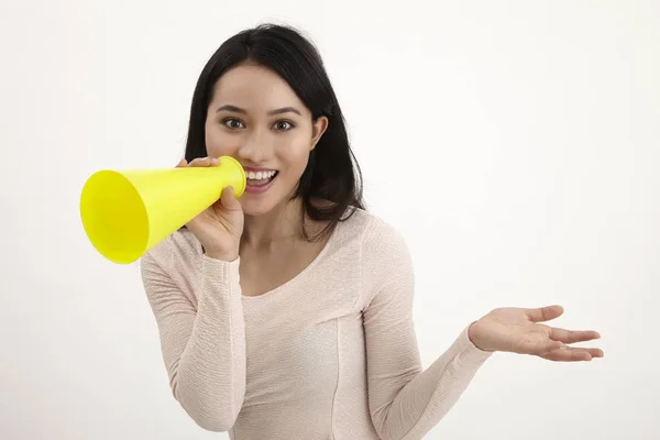 Maleis Vrouw Met Behulp Van Gele Megafoon Witte Achtergrond — Stockfoto