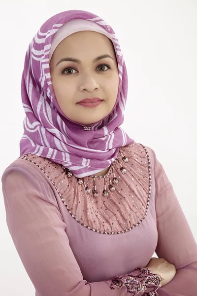 Beyaz Arka Plan Üzerinde Çarpı Işareti Malay Kadın Silah — Stok fotoğraf