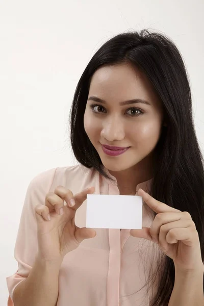 Mulher Mostrando Vazio Sinal Cartão Papel Branco Com Espaço Cópia — Fotografia de Stock