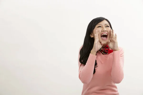 Asiático Mujer Gritando Blanco Fondo — Foto de Stock