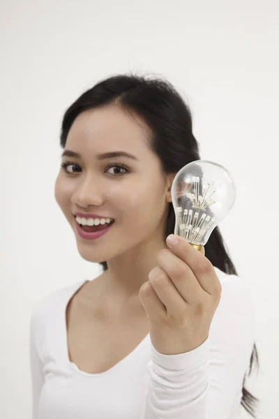 Малайская Женщина Держит Концепцию Лампочки Идея — стоковое фото