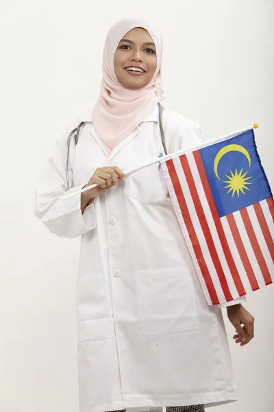 Médico Femenino Malayo Con Bandera Malasia Sobre Fondo Blanco —  Fotos de Stock