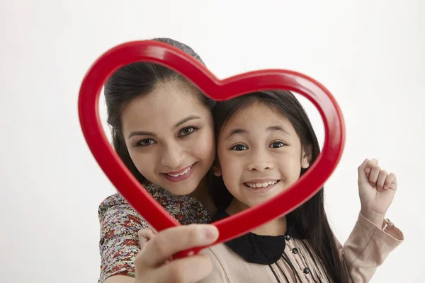 Madre Malaya Hija Sosteniendo Marco Imagen Forma Corazón Rojo Frente — Foto de Stock