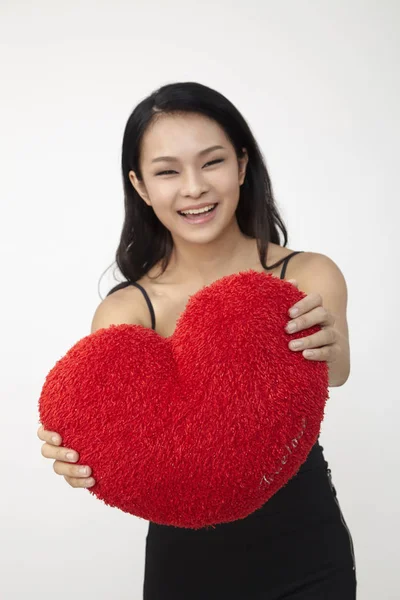 Mujer Asiática Sosteniendo Una Almohada Roja Forma Corazón —  Fotos de Stock