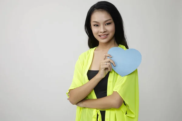 Jonge Vrouw Met Een Blauw Hart Vorm Papier — Stockfoto