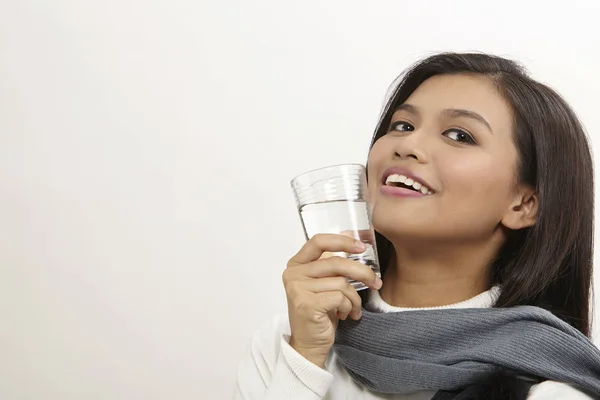 Mujer Malaya Sosteniendo Vaso Agua —  Fotos de Stock