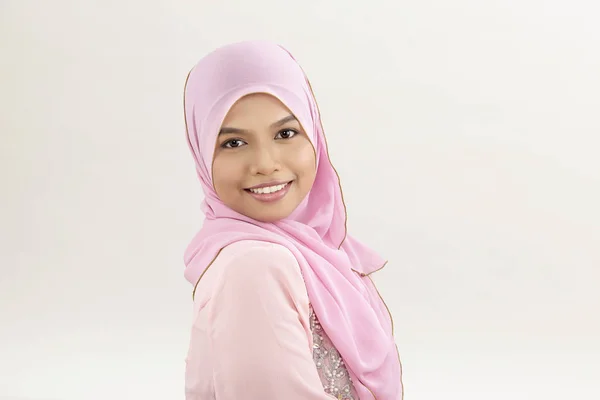 Feliz Mujer Malaya Con Tudung Mirando Cámara — Foto de Stock