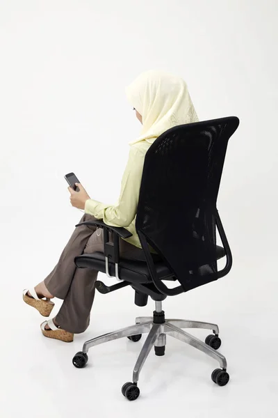 Πίσω Όψη Της Μαλαισίας Επιχειρήσεις Womanusing Τηλέφωνο Στο Χέρι — Φωτογραφία Αρχείου
