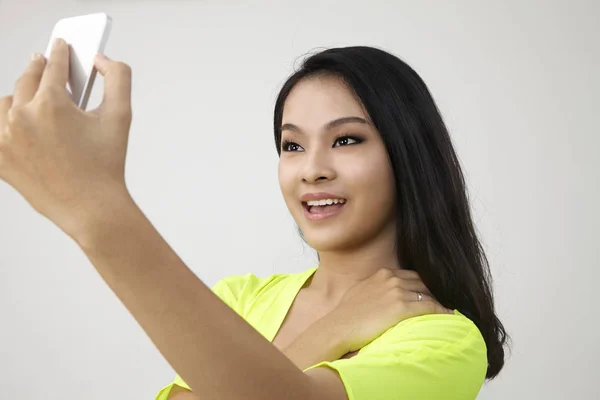 Pretty Girl Take Self Portrait Her Smart Phone — Stock Photo, Image