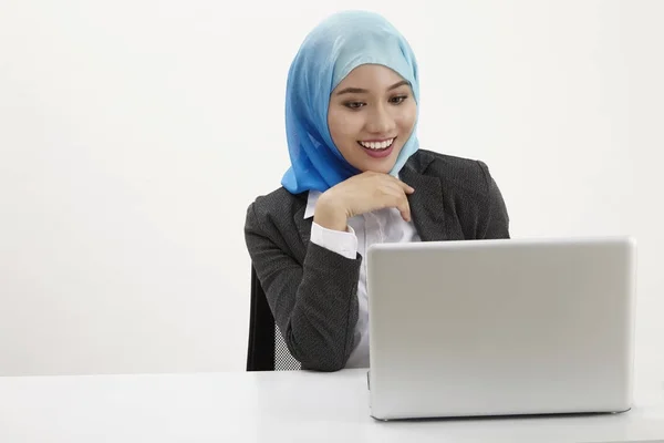 Malaiische Empfangsdame Mit Tudung Posiert Auf Weißem Hintergrund — Stockfoto