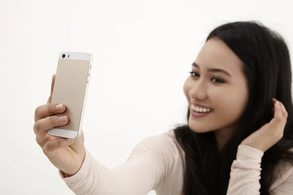 Malaiische Frau Selfie Auf Dem Weißen Hintergrund — Stockfoto