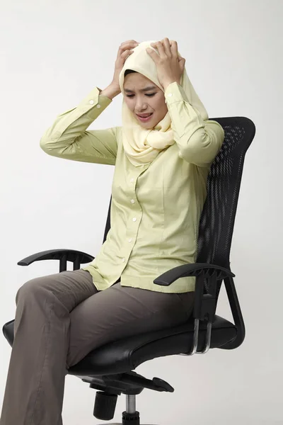 Mulher Negócios Sentada Cadeira Escritório Sentindo Triste — Fotografia de Stock