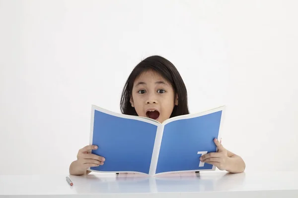 Piccolo Libro Testo Lettura Sullo Sfondo Bianco — Foto Stock